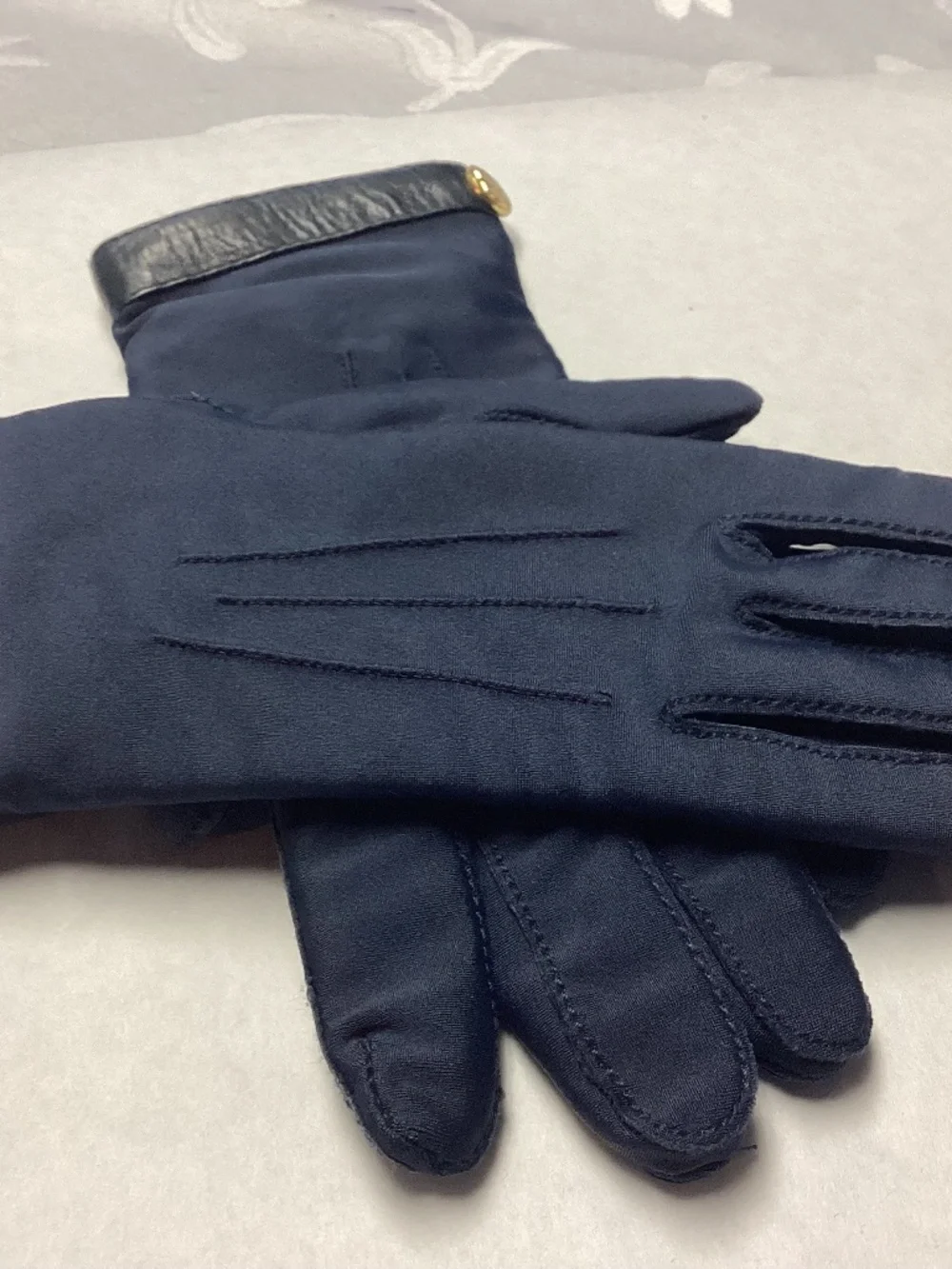 ISOTONER NAVY BLUE LINED GLOVES. NEVER WORN.